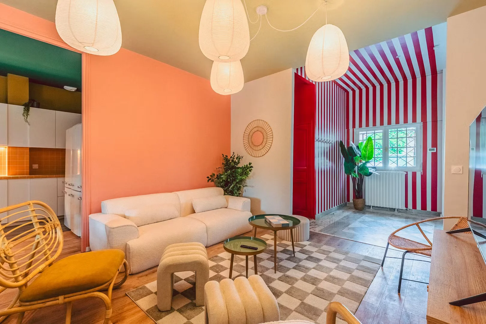 Chambre d'étudiant à  avec espace d'étude et installations communes