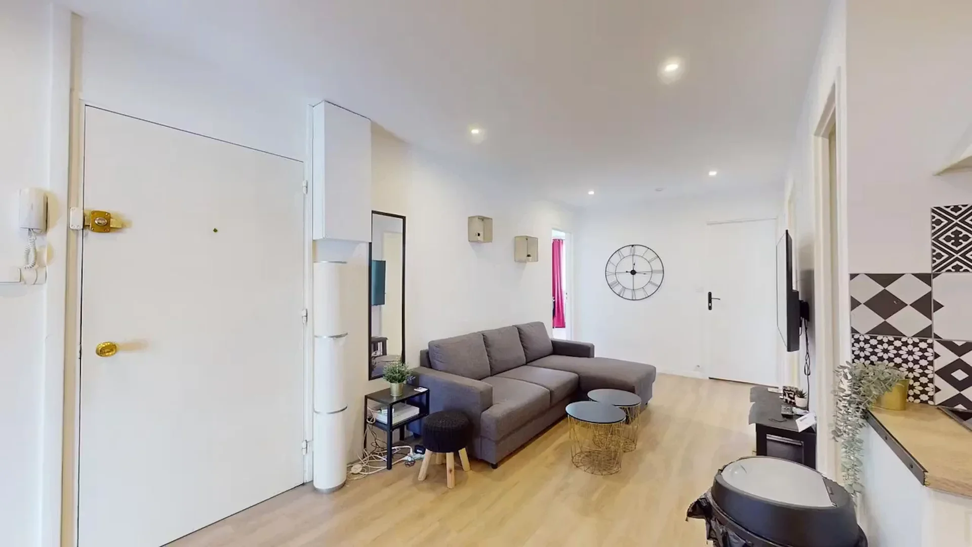 Quarto acessível para estudantes com iluminação ampla em 