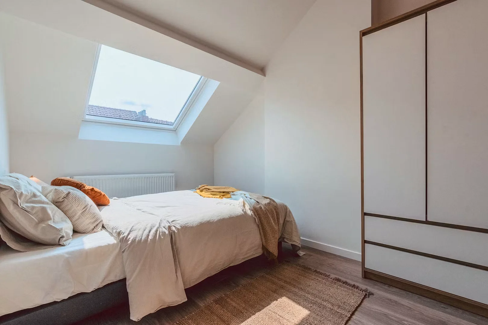 Quarto acessível para estudantes com iluminação ampla em 