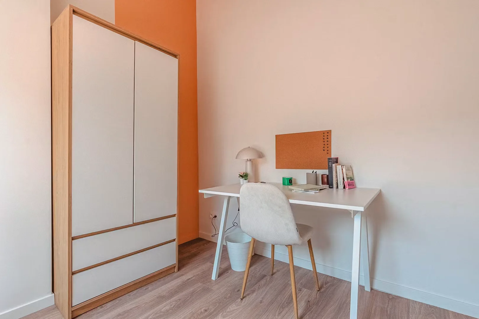 Quarto de estudante confortável e espaçoso em 