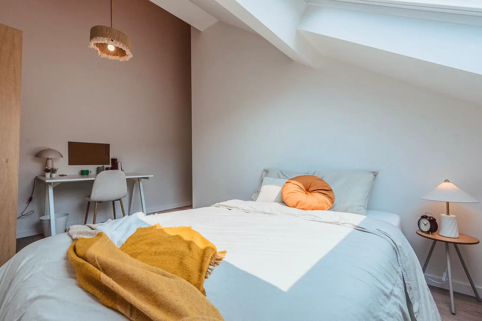 Quarto de estudante luminoso e arejado com acesso fácil à universidade em 