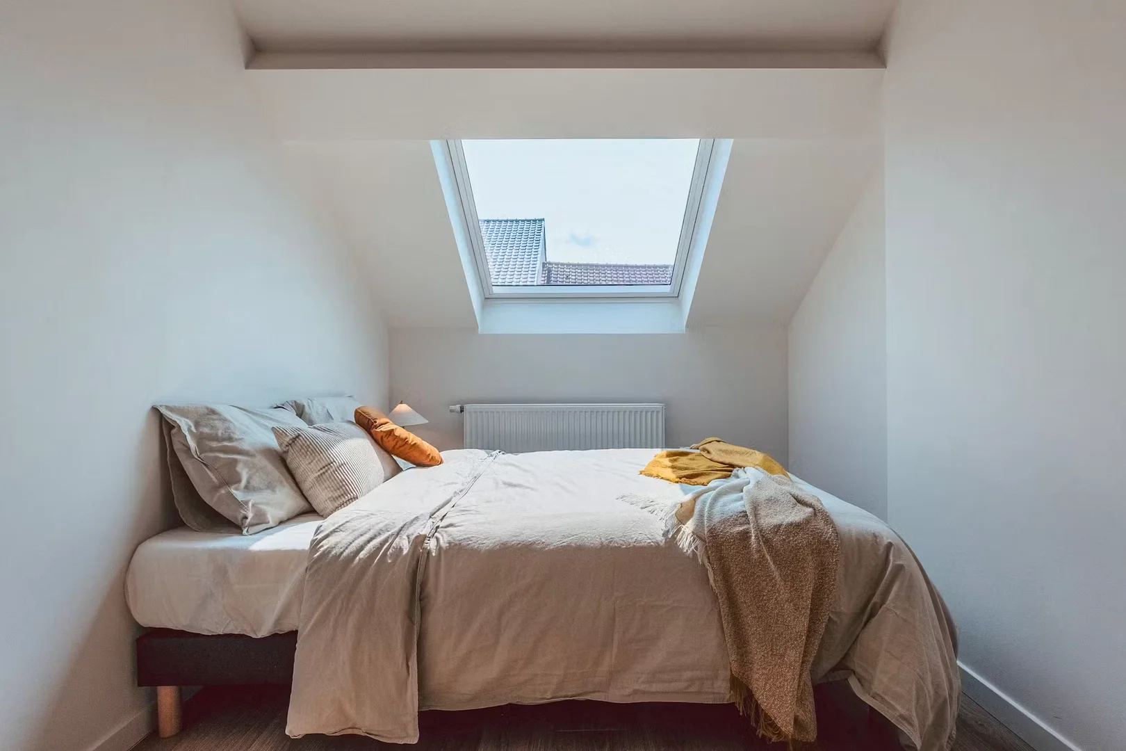 Quarto de estudante luminoso e arejado com acesso fácil à universidade em 