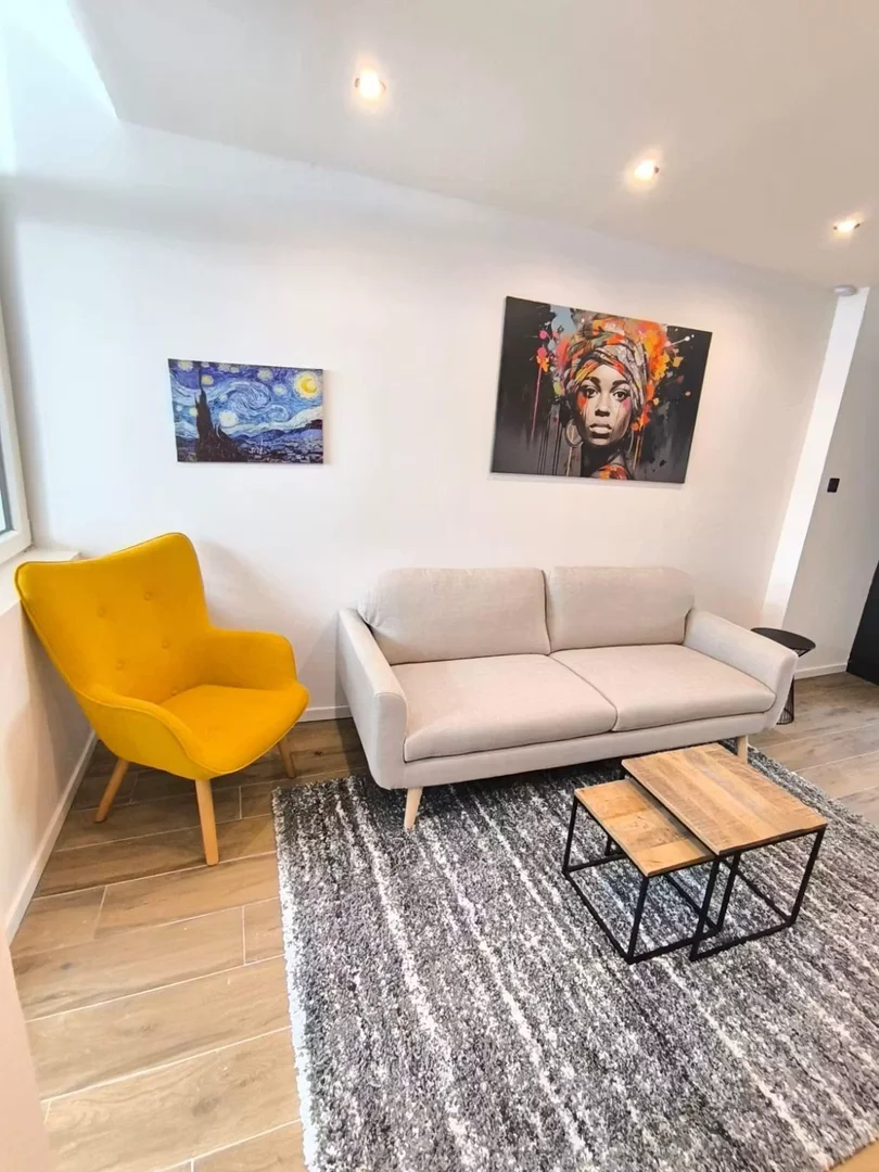 Quarto para alugar em apartamento de estudantes em , totalmente mobilado