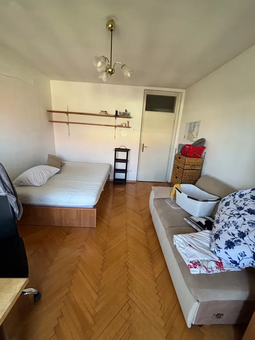 Studentenzimmer in  mit Arbeitsbereich und Gemeinschaftseinrichtungen