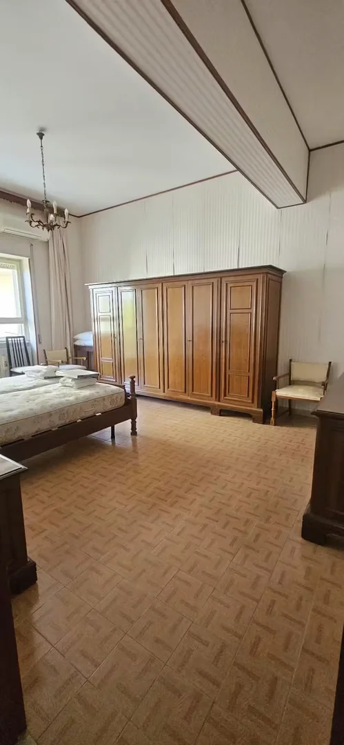 Habitación estudiantil luminosa y aireada con fácil acceso a la universidad en 