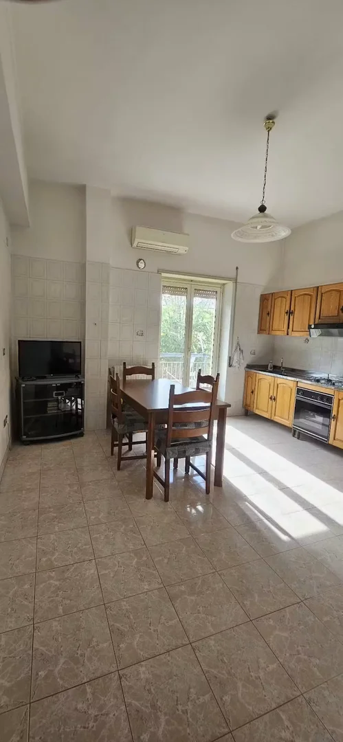 Habitación estudiantil luminosa y aireada con fácil acceso a la universidad en 