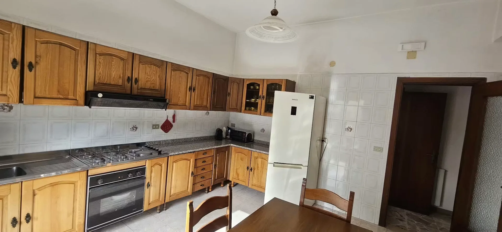 Habitación estudiantil amplia y cómoda en 