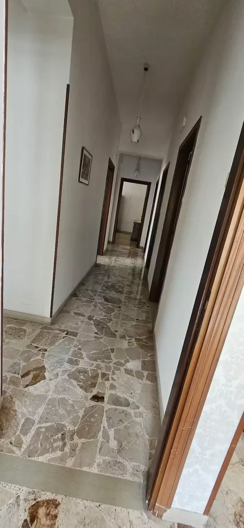 Habitación estudiantil luminosa y aireada con fácil acceso a la universidad en 