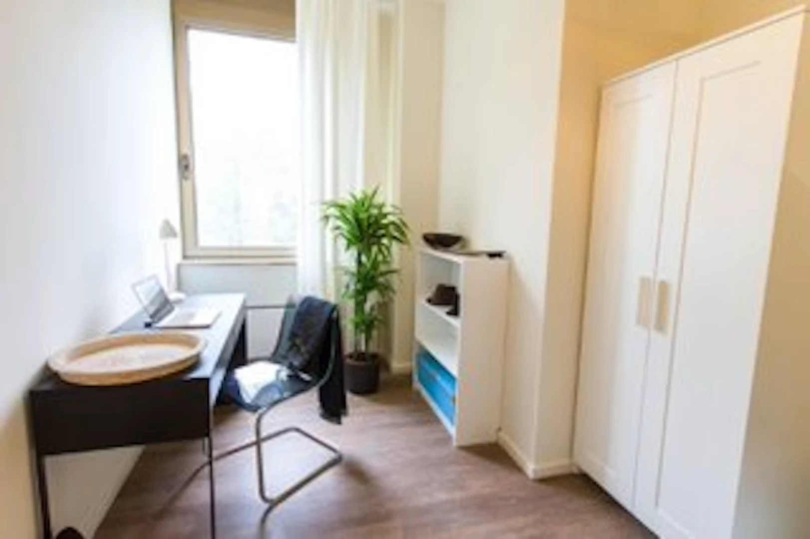 Functional student room perfect for studying in 