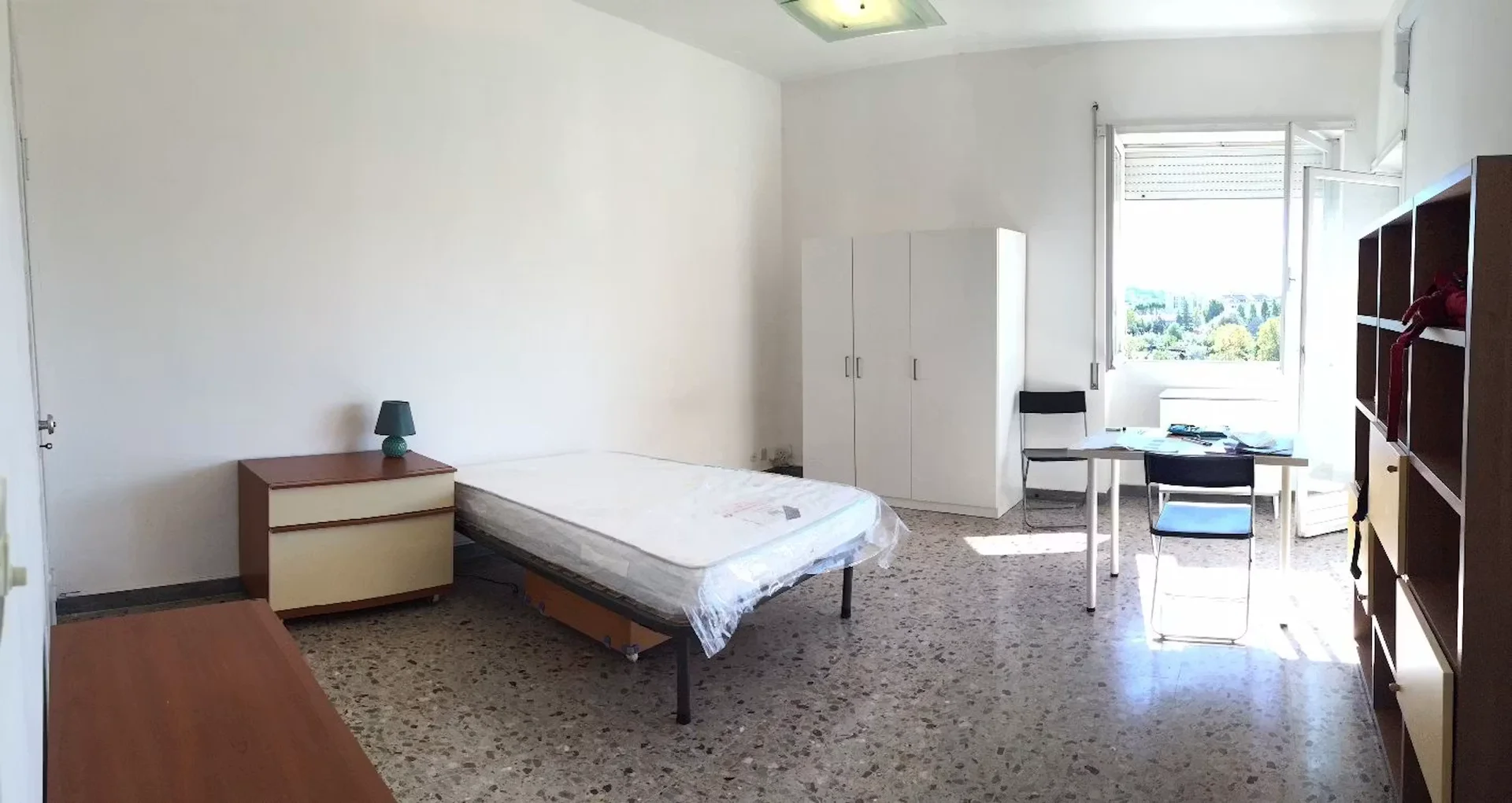 Bright and airy student room with easy university access in 