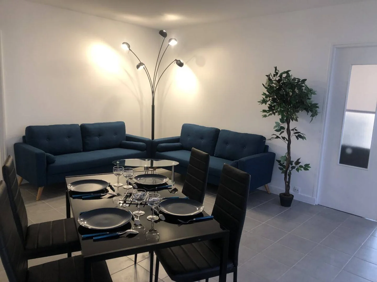 Affordable room for students with ample lighting in 