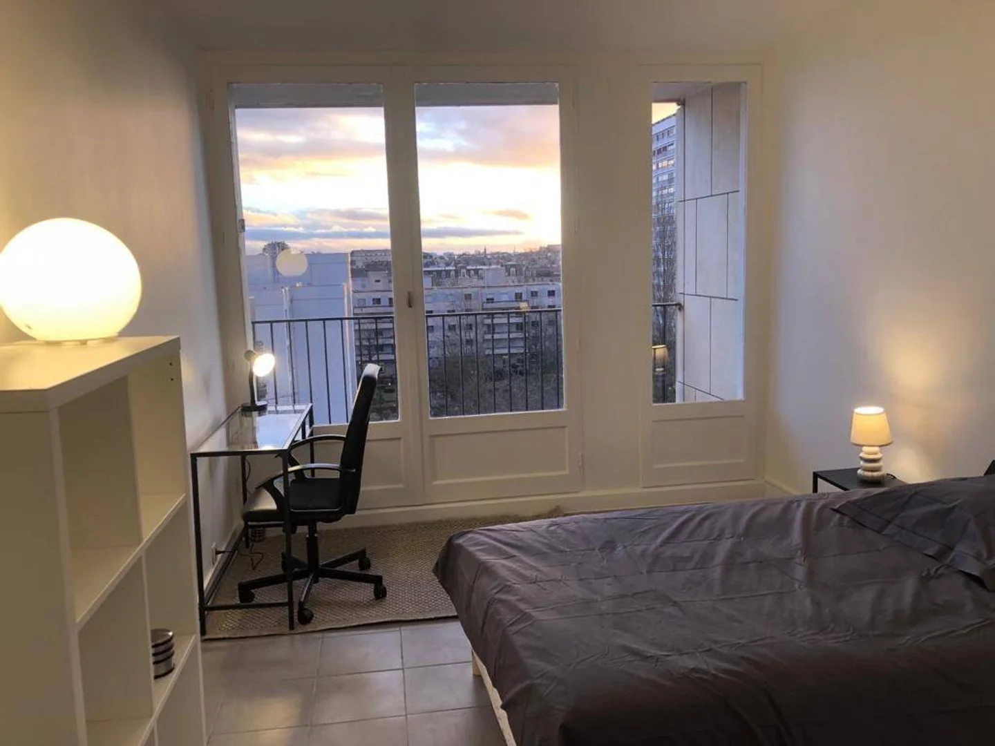 Affordable room for students with ample lighting in 