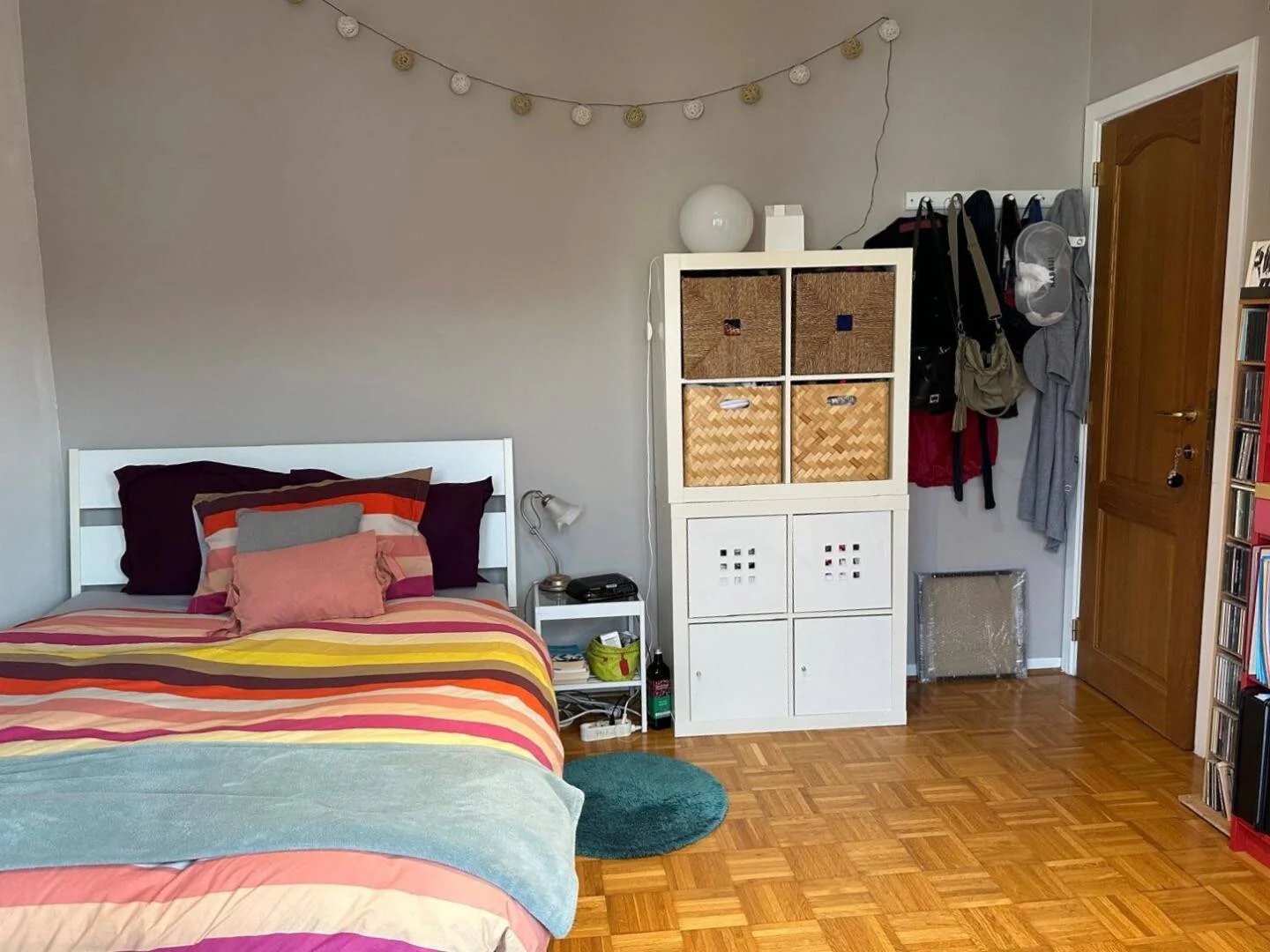 Stanza economica per studenti con ampia illuminazione in 