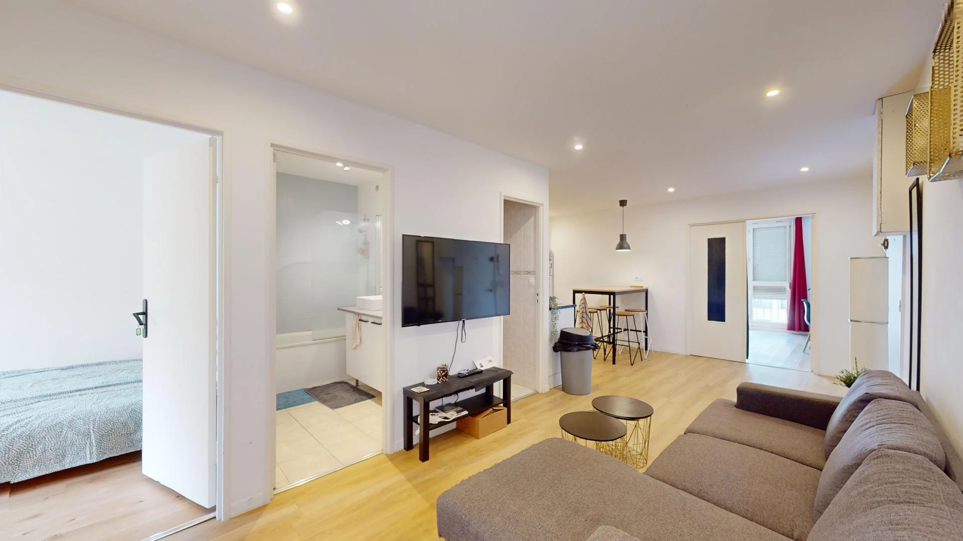 Comfortable and spacious student room in 