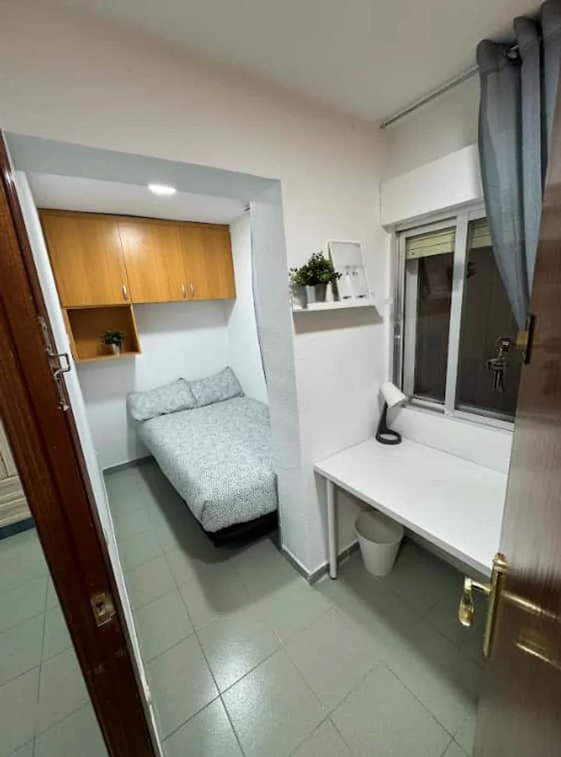 Quarto para alugar em apartamento de estudantes em , totalmente mobilado