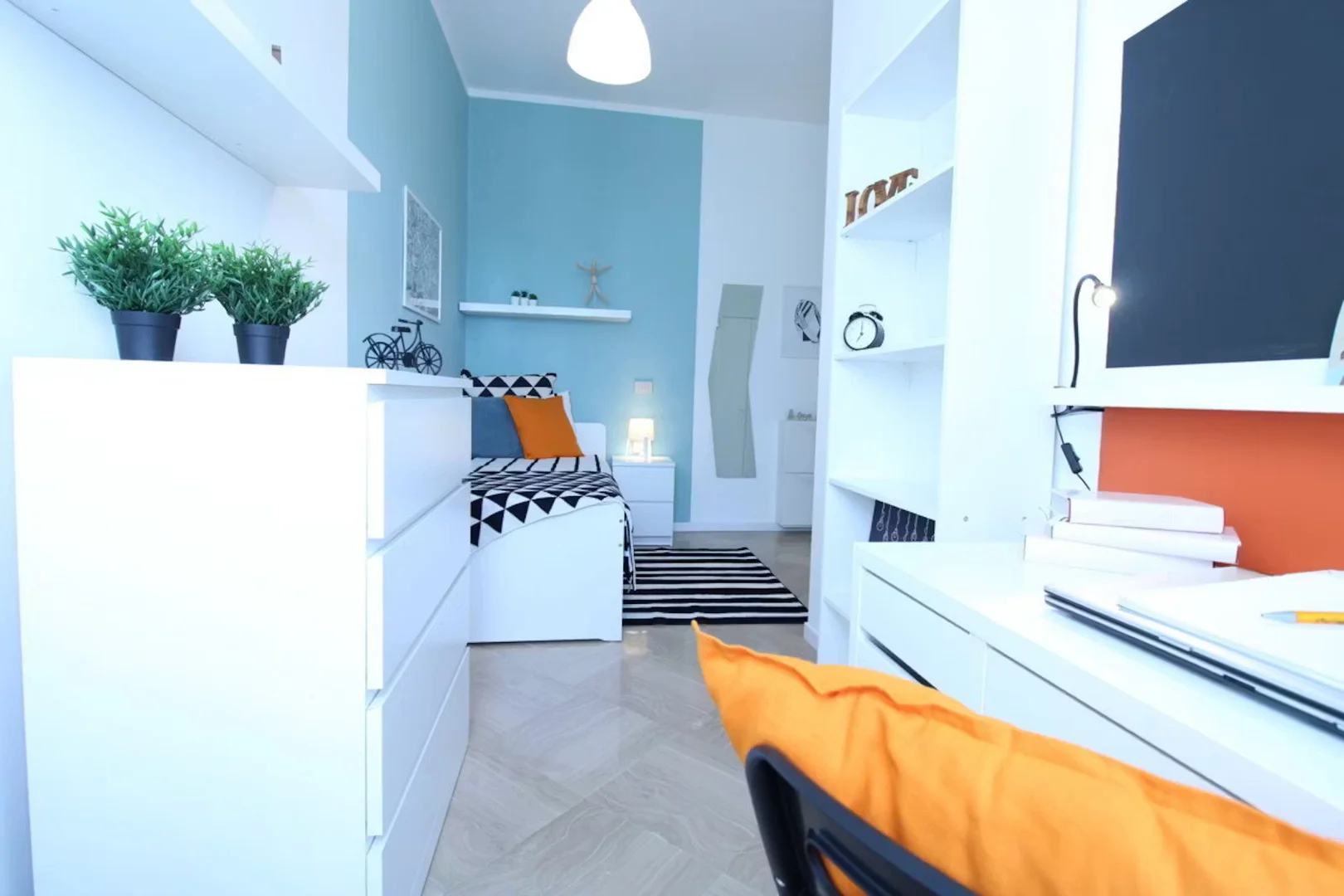 Quarto de estudante em  com área de estudo e instalações partilhadas