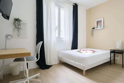 Habitación privada en 271 Rue d'Estienne d'Orves, 92700 Colombes, France, imagen 1 de 39