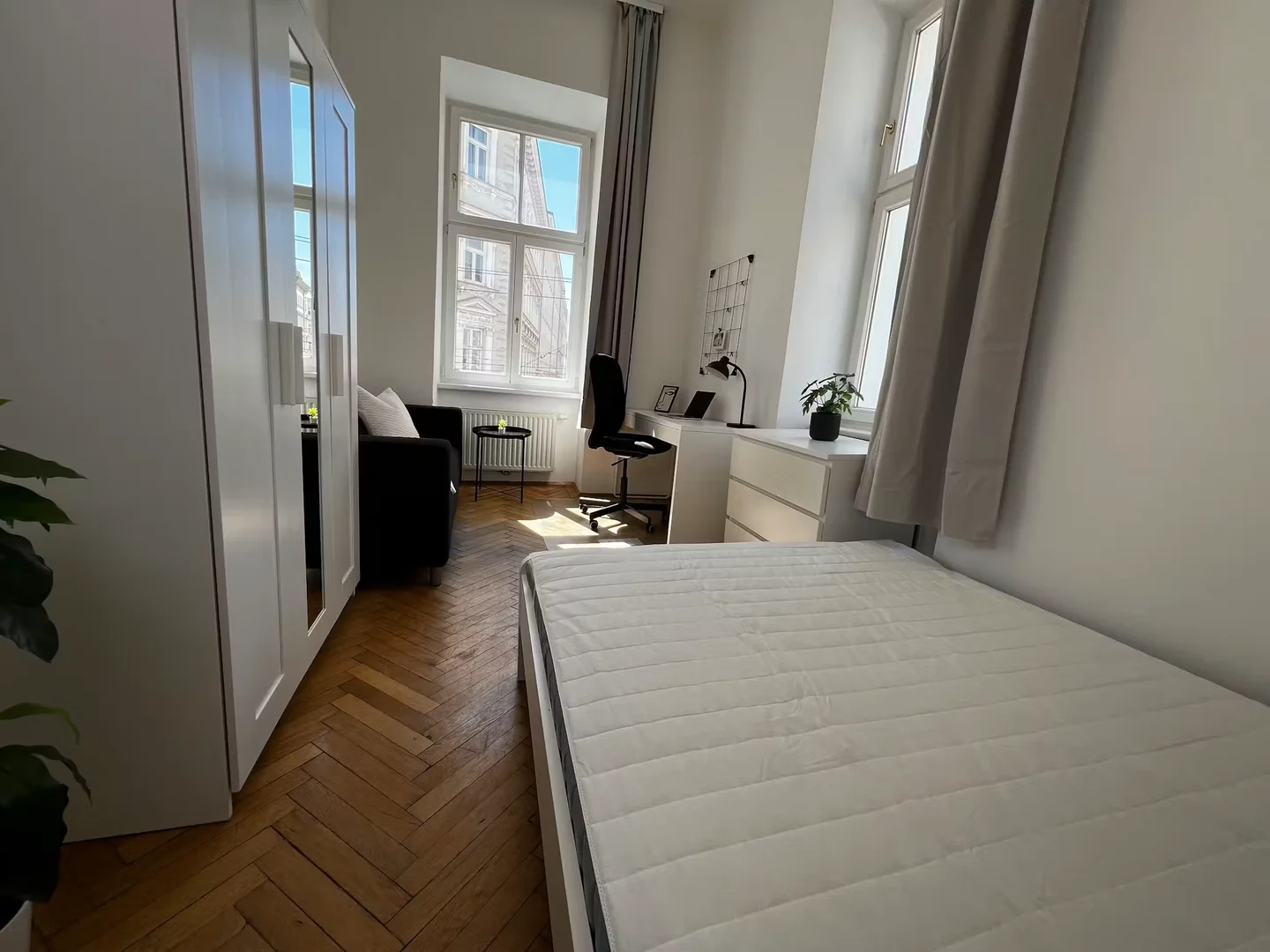 Chambre d'étudiant lumineuse et aérée avec accès facile à l'université dans 