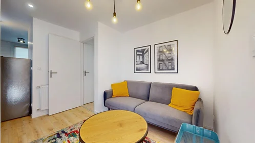 Quarto privado em 11 Rue Louis Antoine Bougainville, imagem 1 de 15