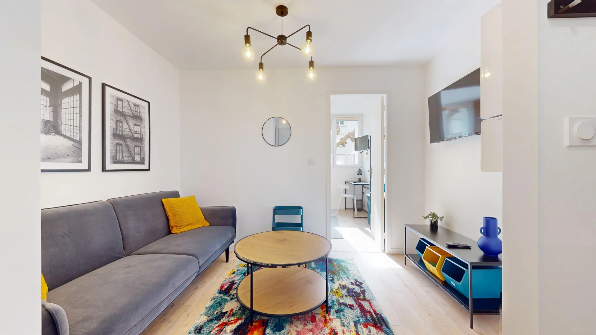 Habitación estudiantil funcional perfecta para estudiar en 