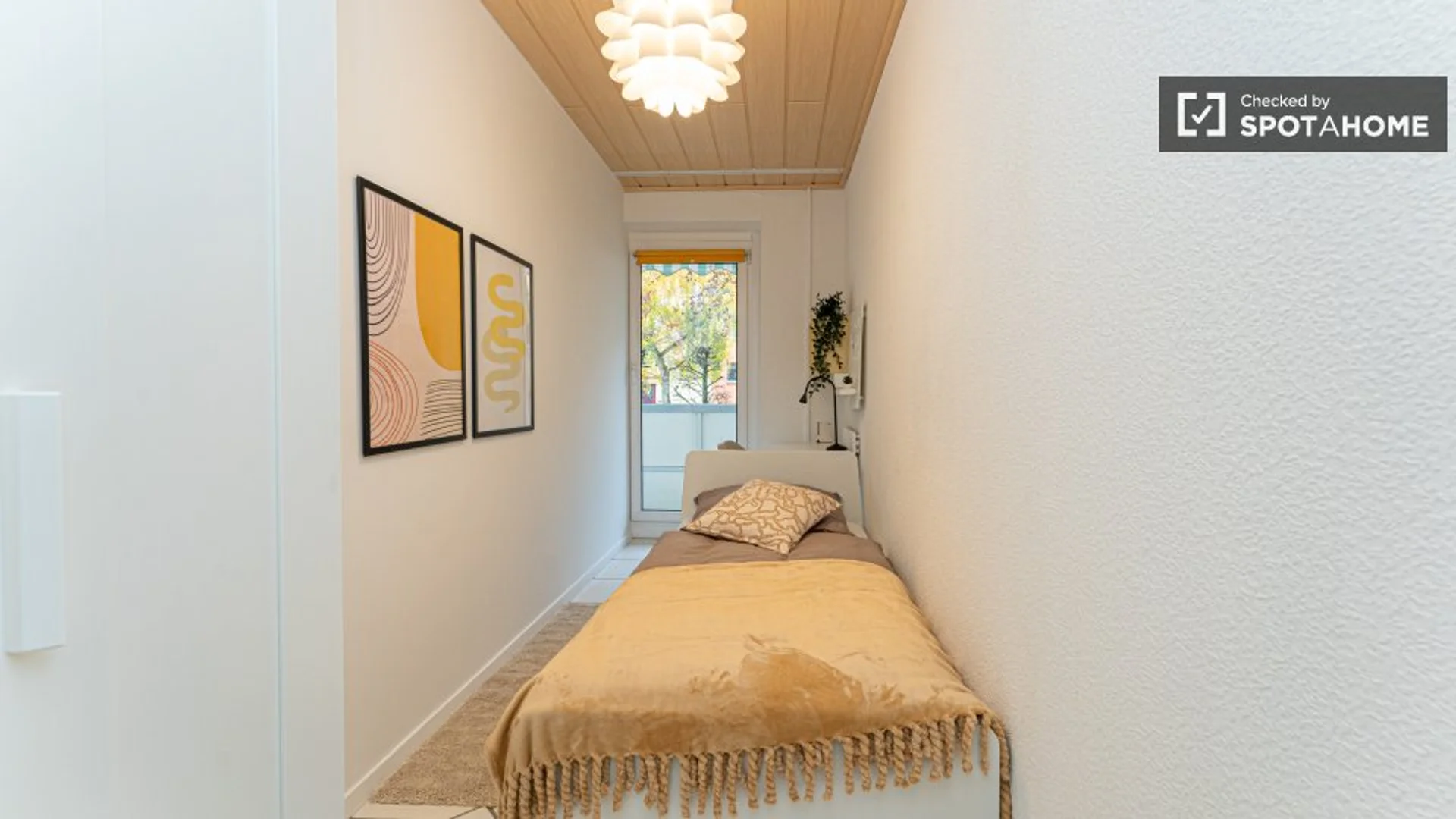 Student-friendly room in  with modern amenities