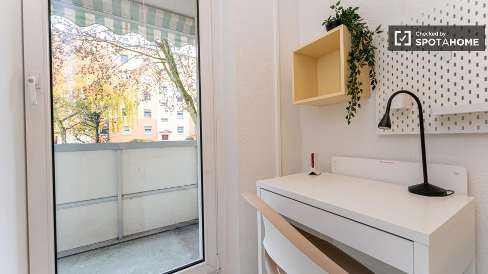Student-friendly room in  with modern amenities