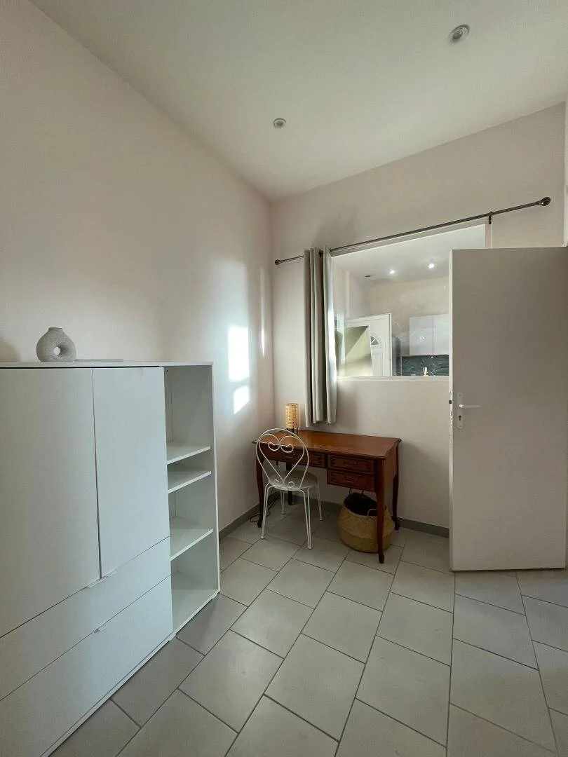 Quarto de estudante em  com área de estudo e instalações partilhadas