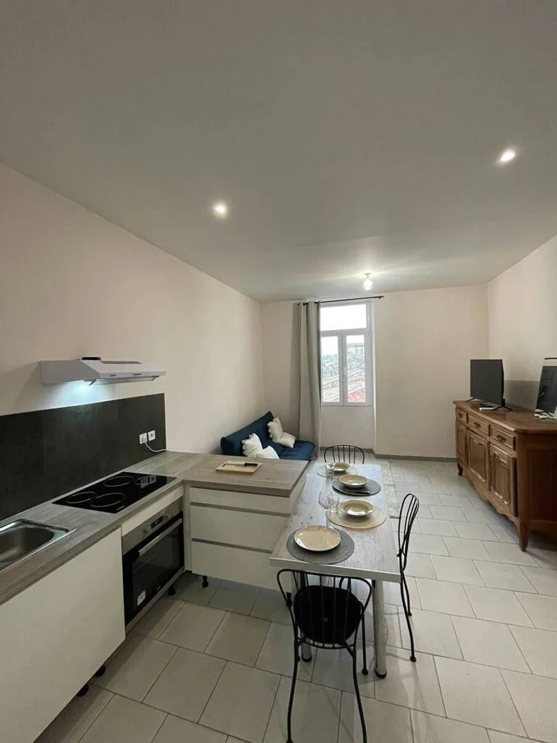 Quarto de estudante económico com localização conveniente em 