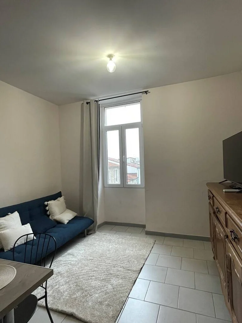 Quarto de estudante confortável e espaçoso em 
