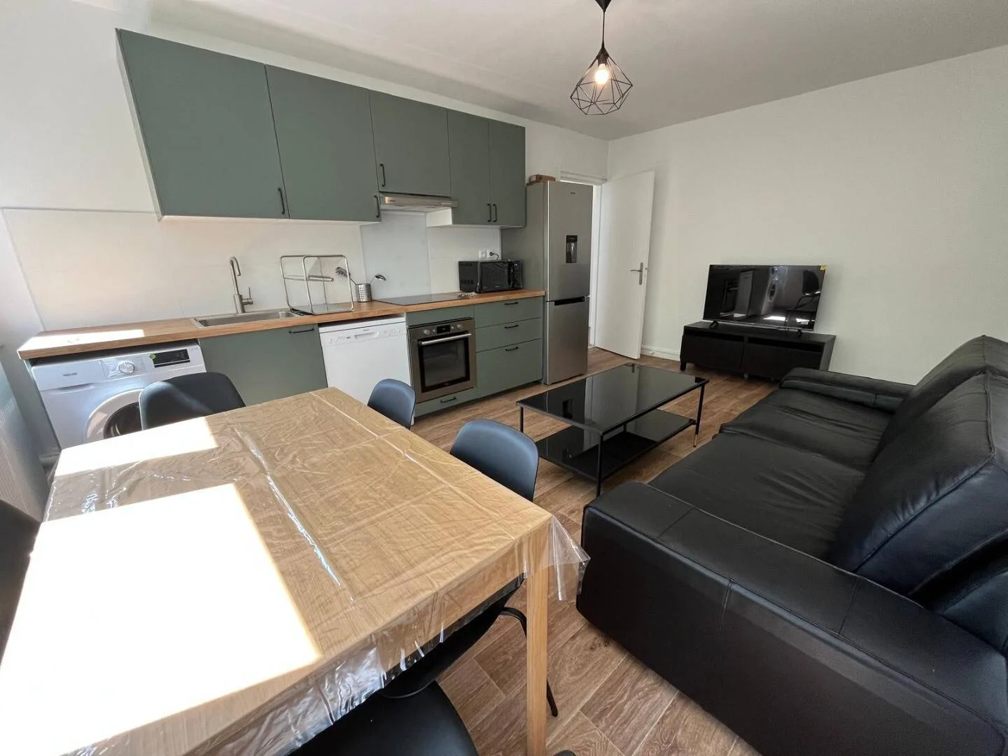Chambre d'étudiant à  avec espace d'étude et installations communes