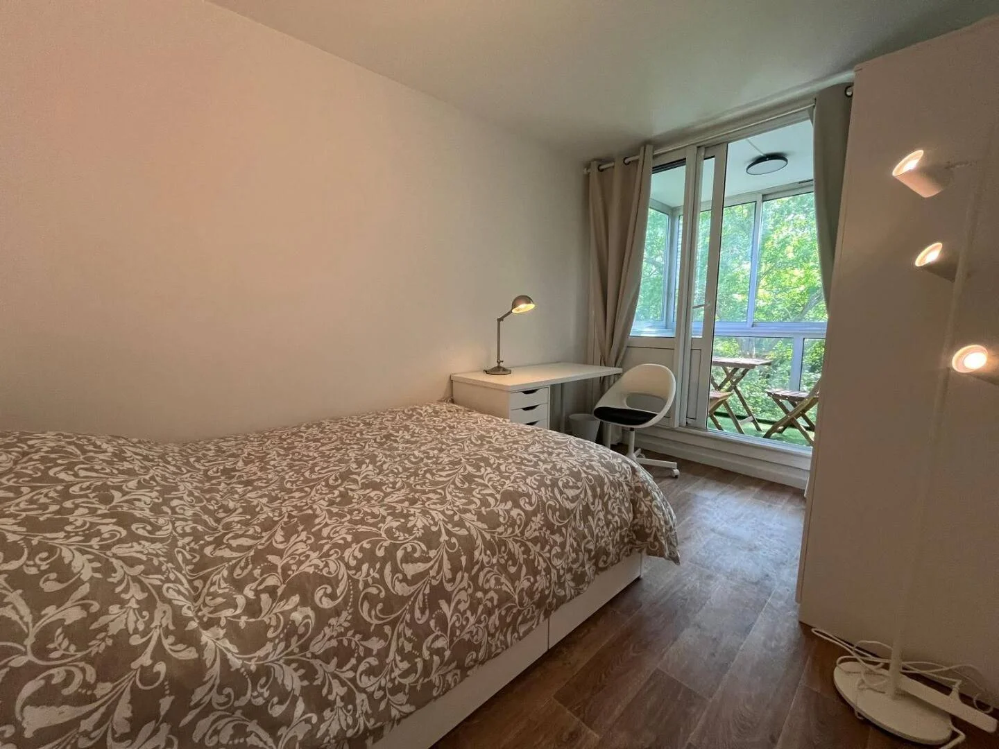 Chambre d'étudiant lumineuse et aérée avec accès facile à l'université dans 