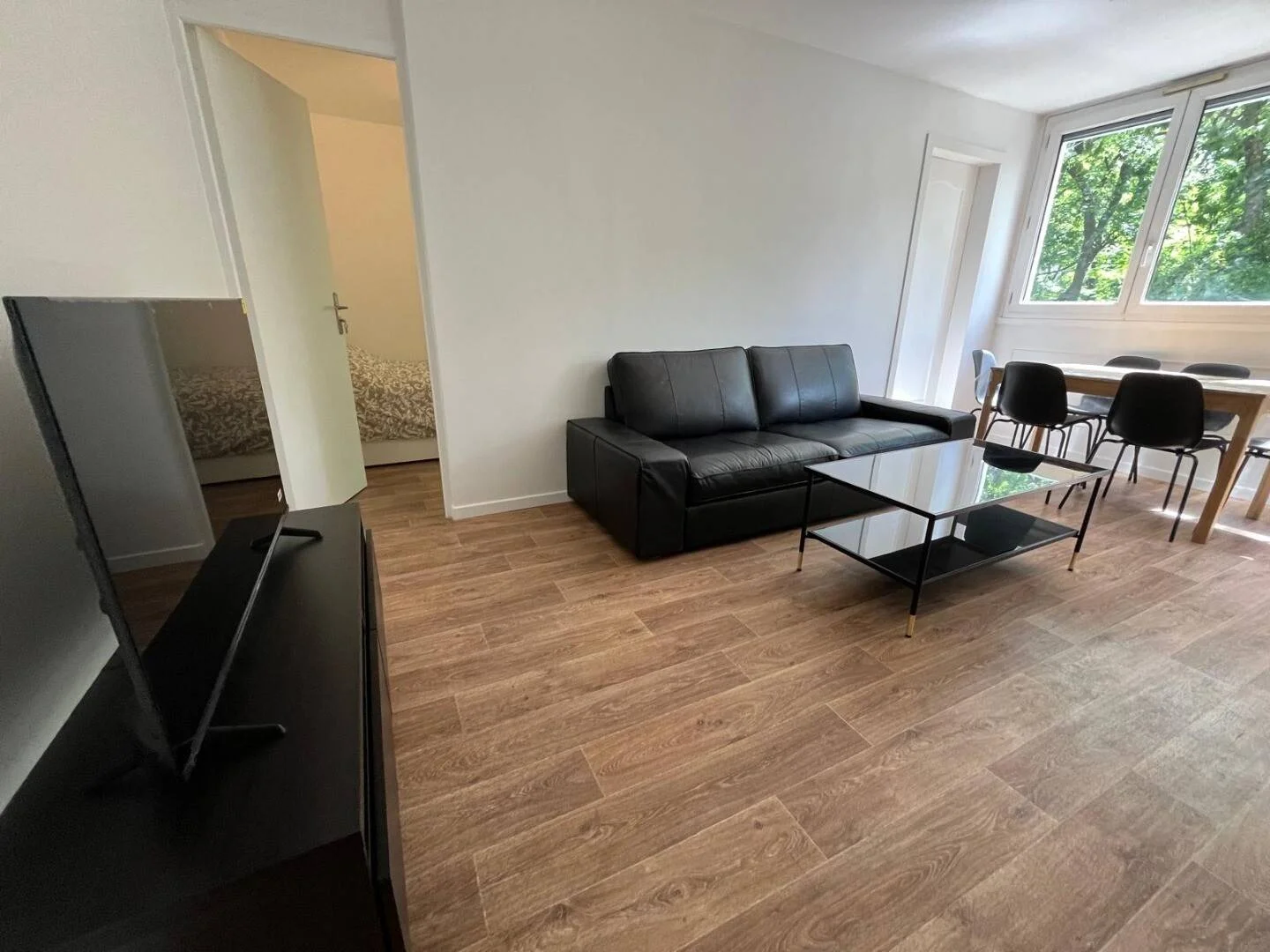 Chambre d'étudiant à  avec espace d'étude et installations communes