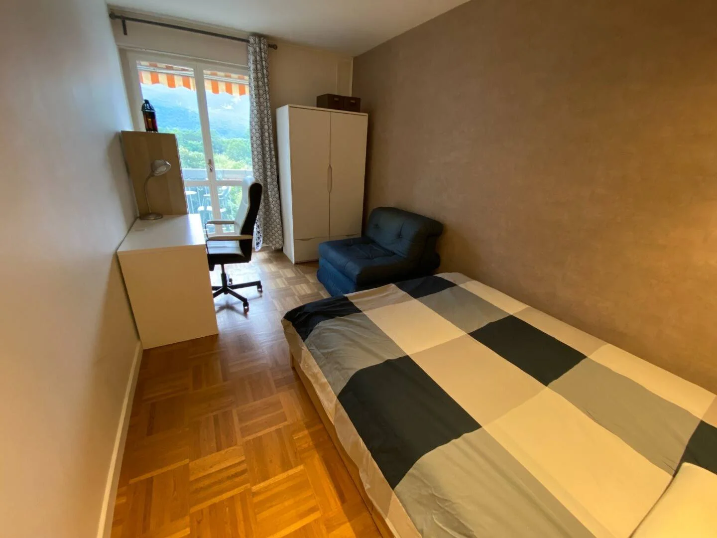 Helles und luftiges Studentenzimmer mit einfachem Zugang zur Universität in 
