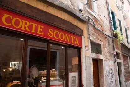 Entire apartment at Calle del Pestrin, 3889, 30122 Venezia VE, Italia, image 27 of 31