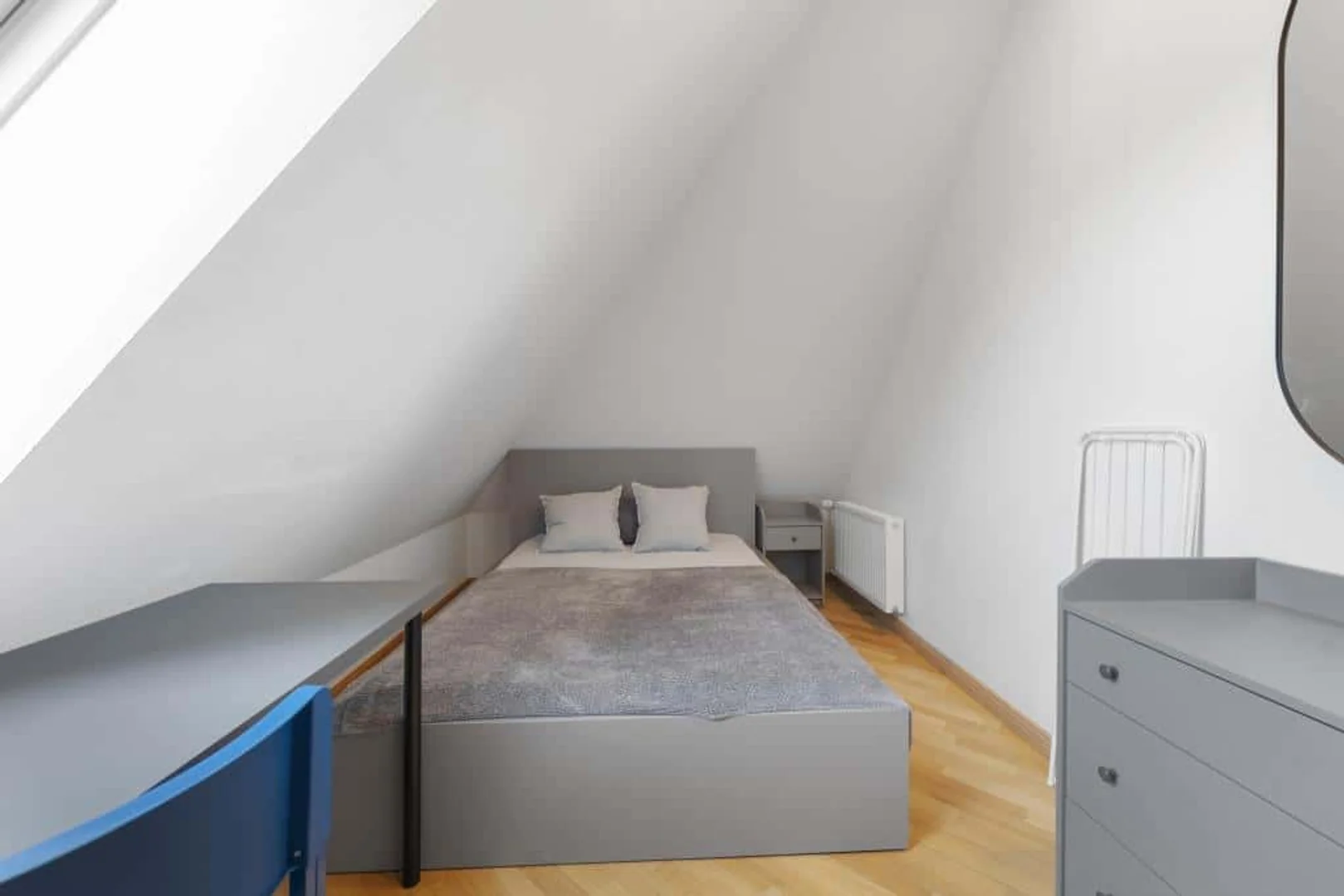 Functional student room perfect for studying in 