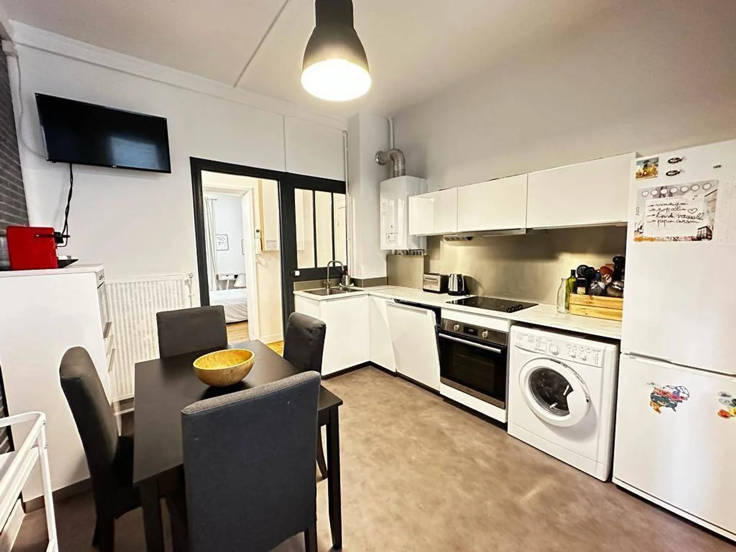 Chambre d'étudiant à  avec espace d'étude et installations communes