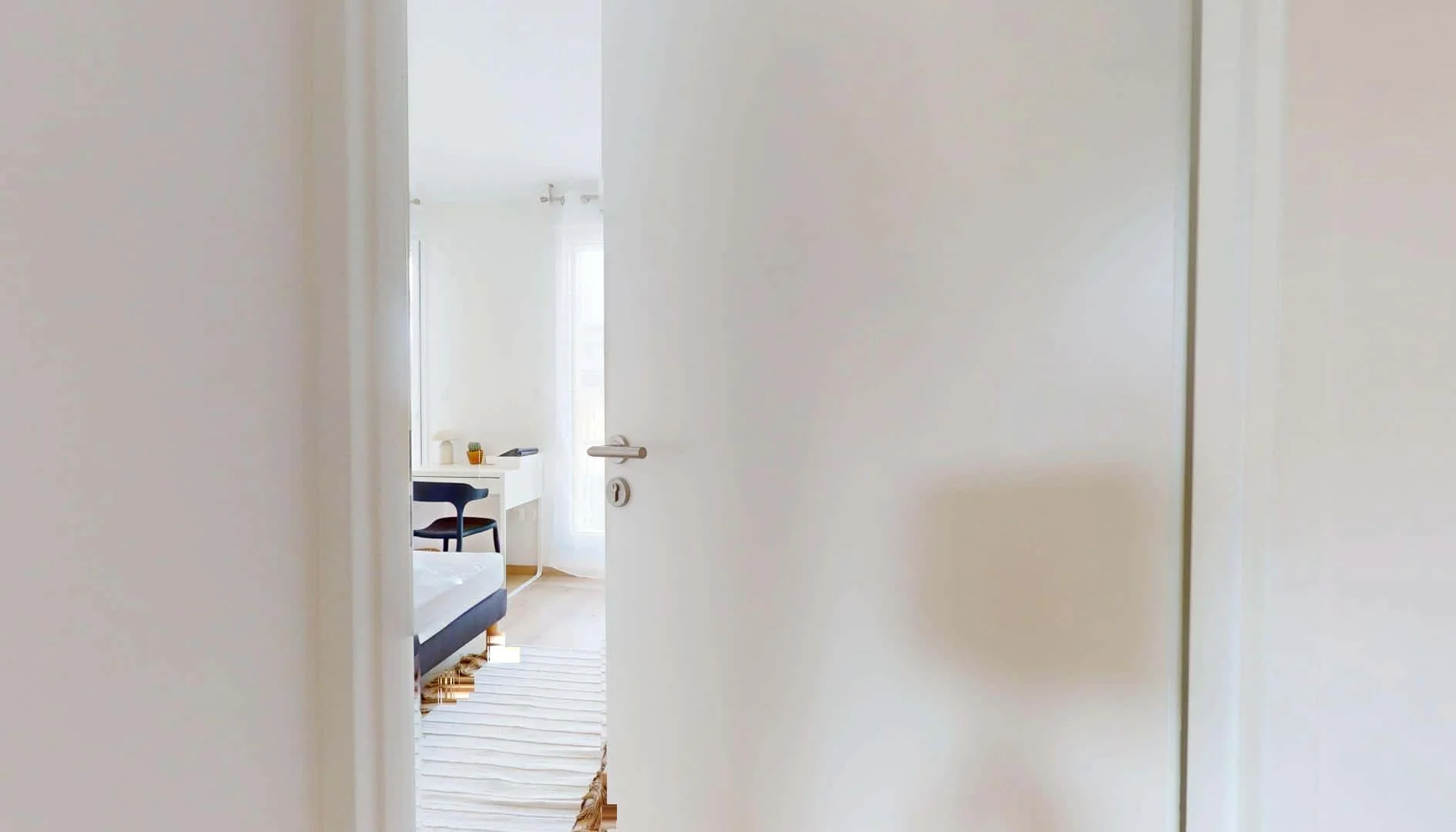 Habitación estudiantil funcional perfecta para estudiar en 