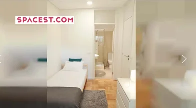 Chambre privée à R. de 5 de Outubro 457, 4100-176 Porto, Portogallo, image 1 de 10