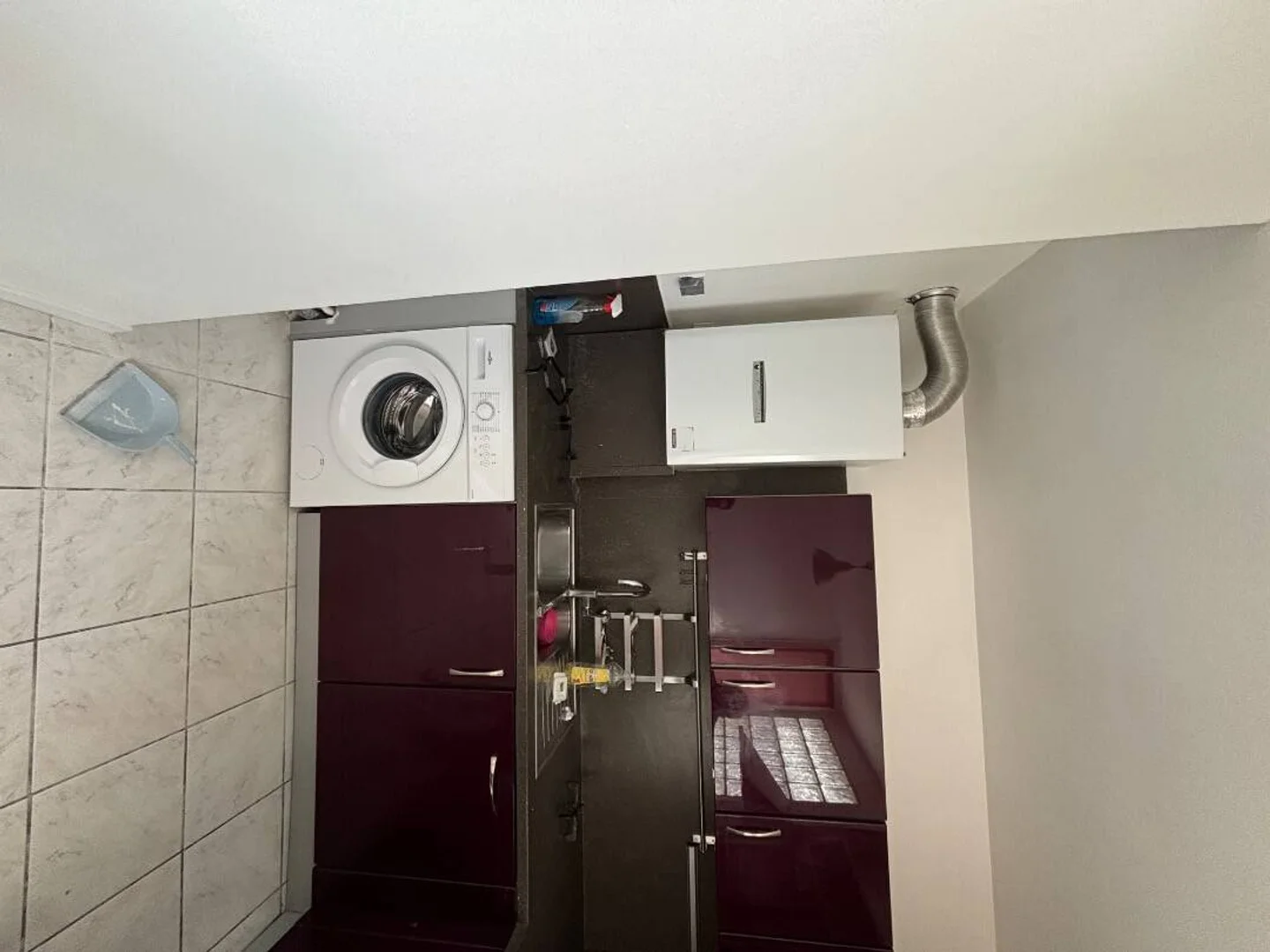 Habitación estudiantil luminosa y aireada con fácil acceso a la universidad en 