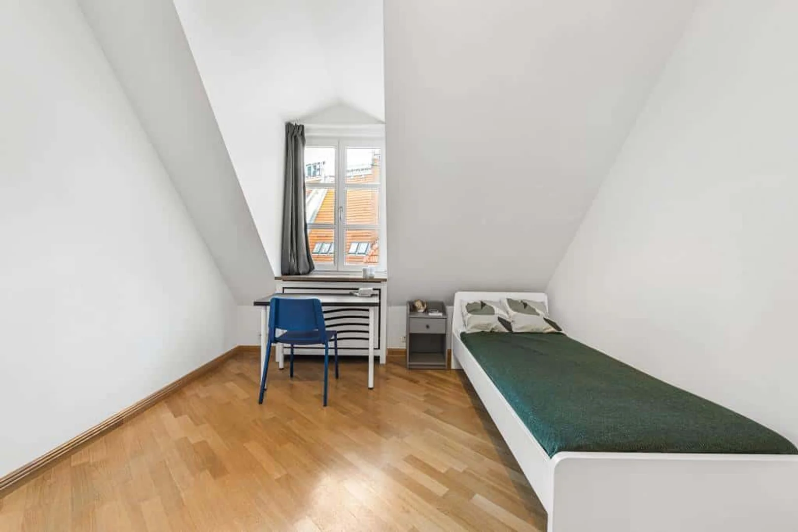 Chambre abordable pour les étudiants avec un bon éclairage dans 