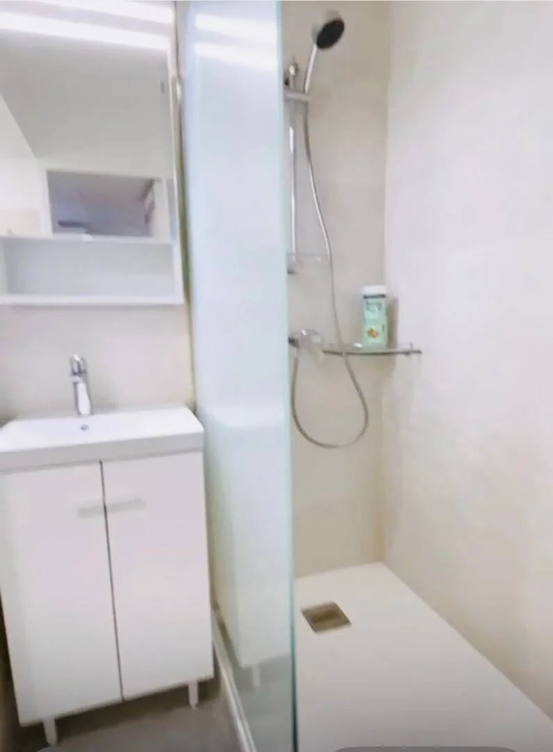 Student-friendly room in  with modern amenities