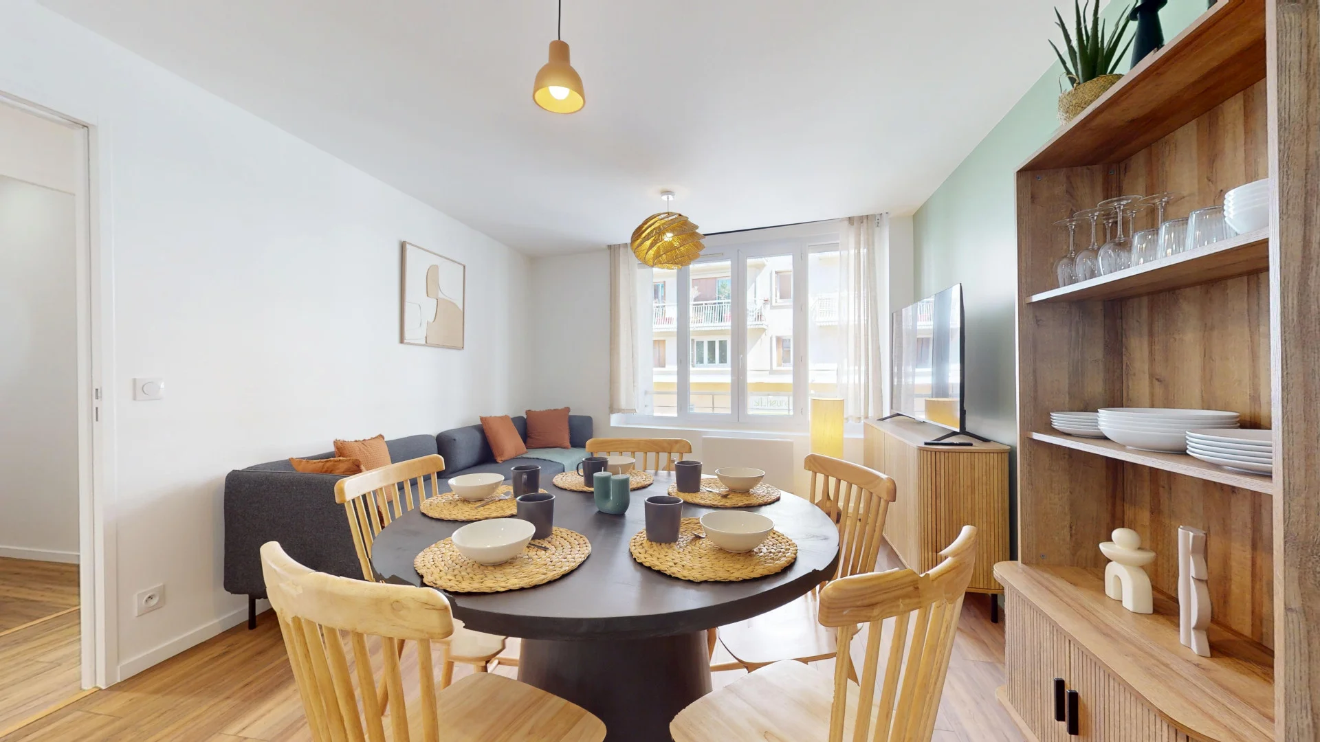 Habitación estudiantil funcional perfecta para estudiar en 