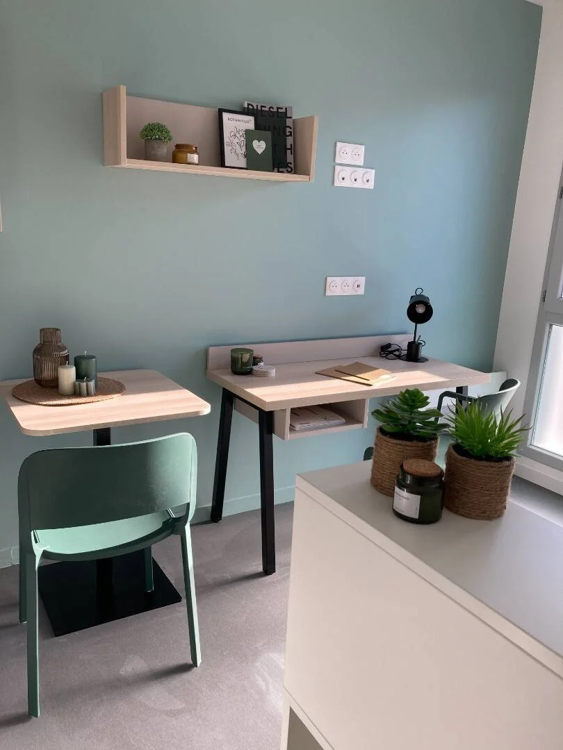 Quarto de estudante confortável e espaçoso em 