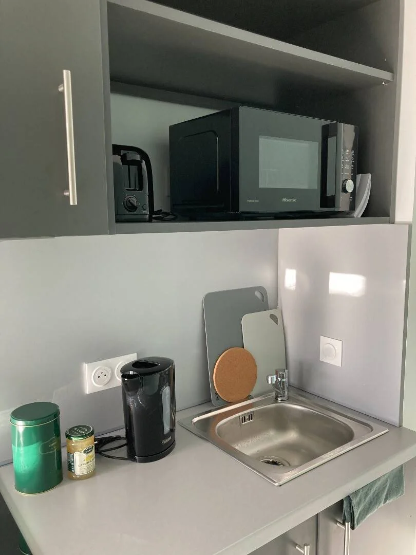 Quarto acessível para estudantes com iluminação ampla em 