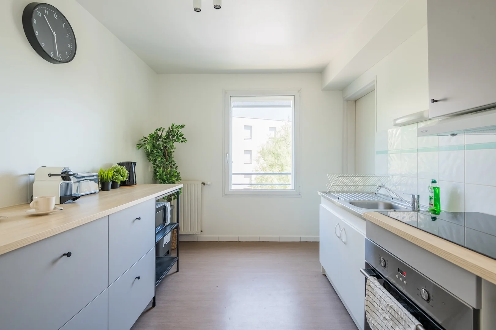 Studentenzimmer in  mit Arbeitsbereich und Gemeinschaftseinrichtungen