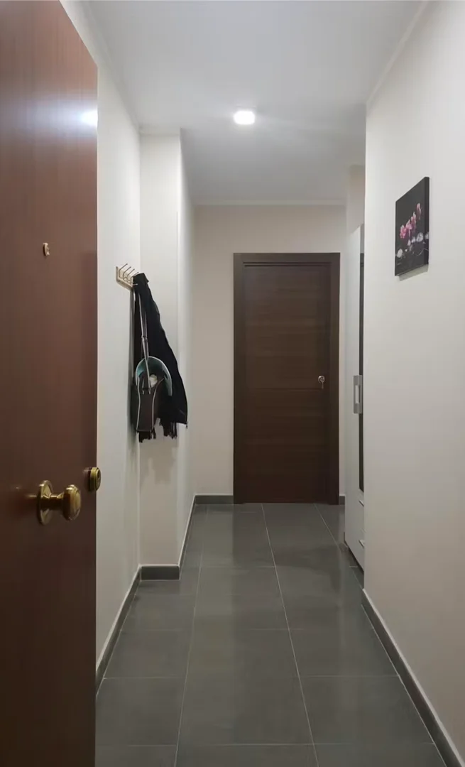 Funkcjonalny pokój studencki idealny do nauki w 