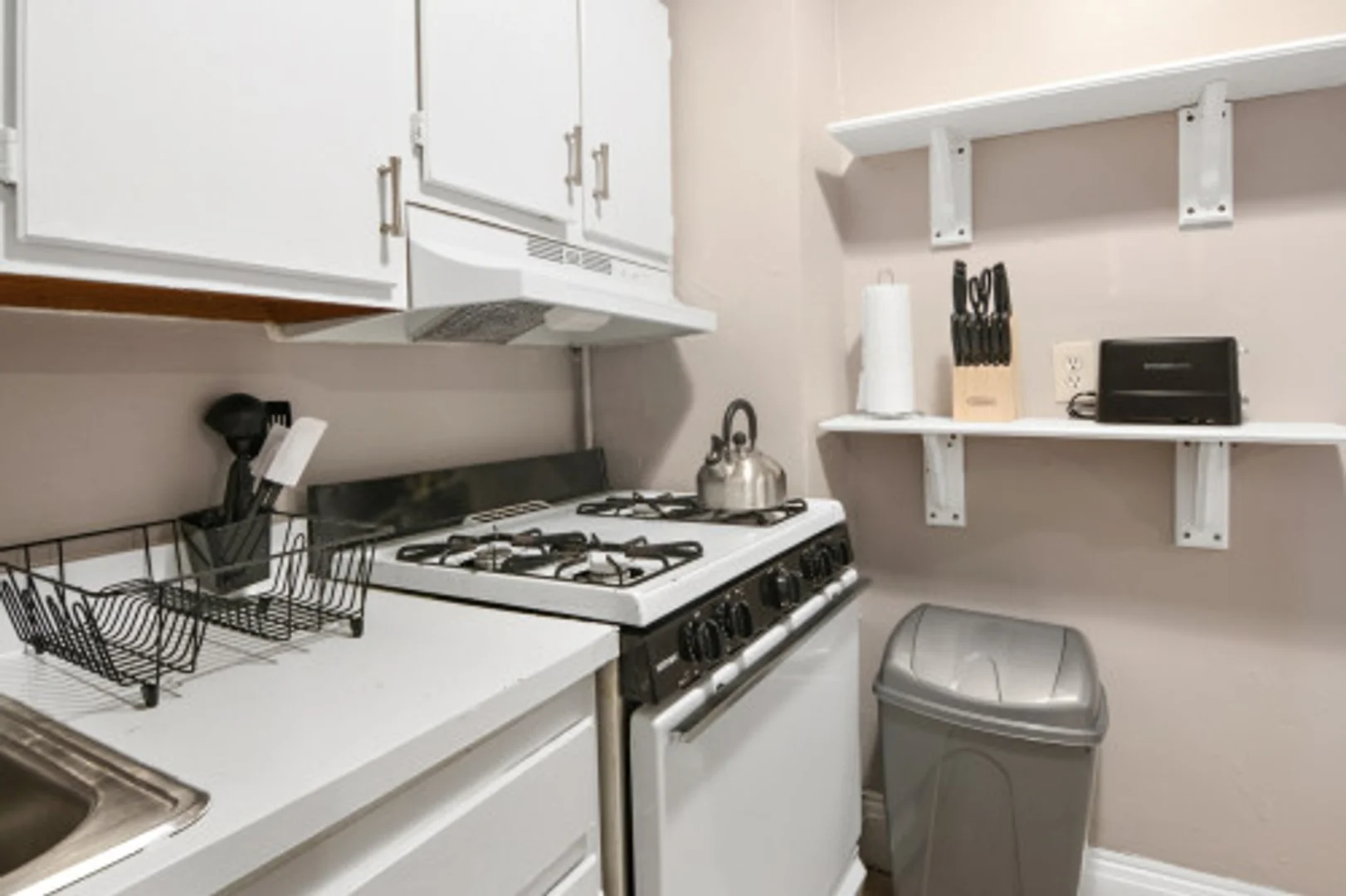 Affordable room for students with ample lighting in 