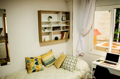 Privatzimmer im Wohnheim in der Cortés 27, bild 1 von 17