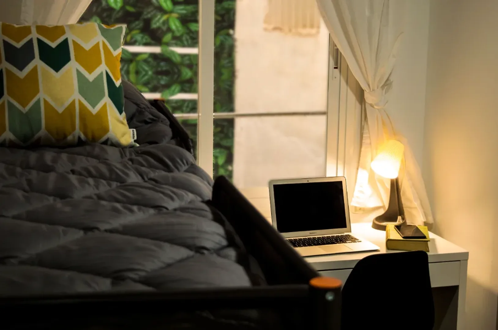Chic studio apartment near campus in 