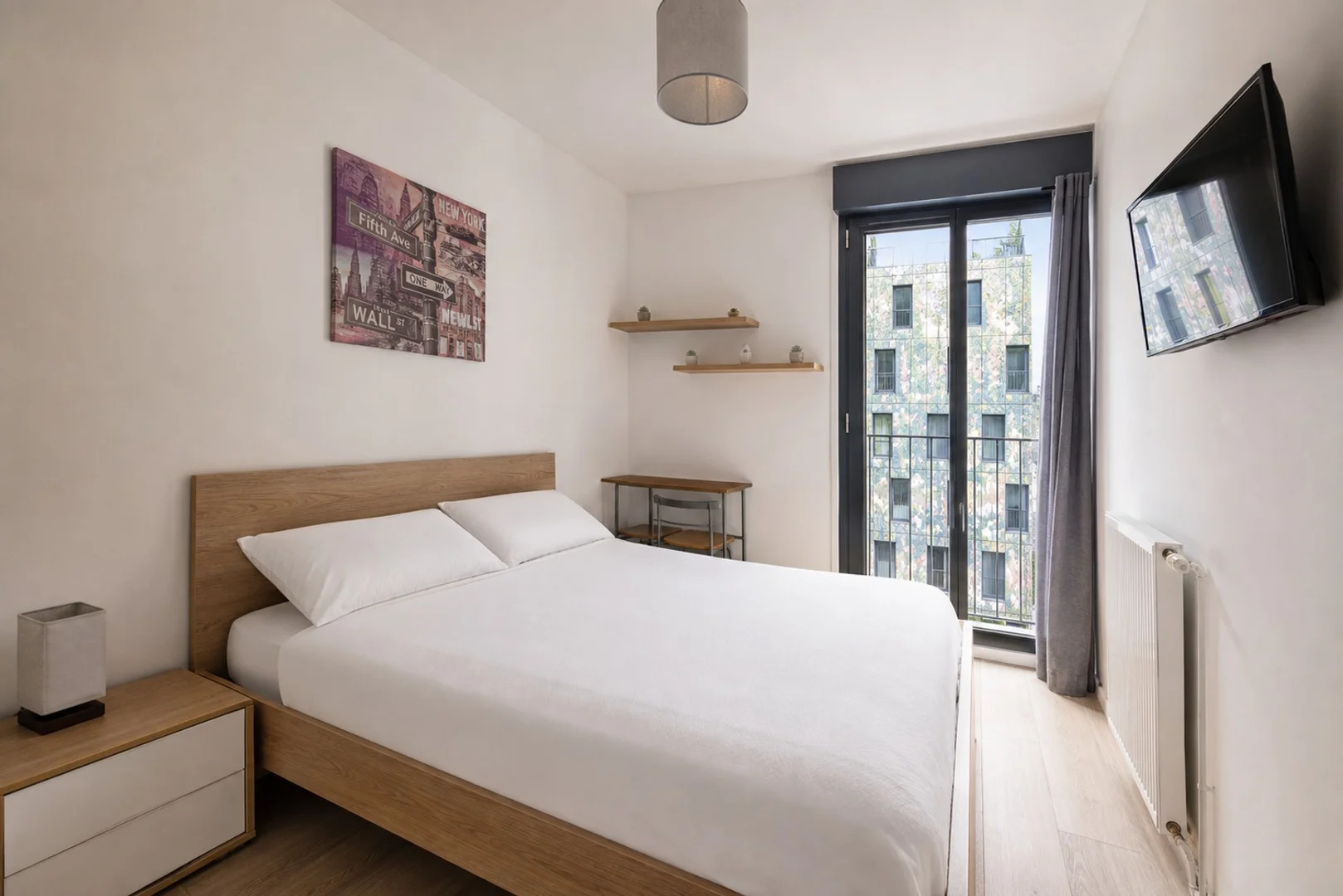 Habitación estudiantil luminosa y aireada con fácil acceso a la universidad en 